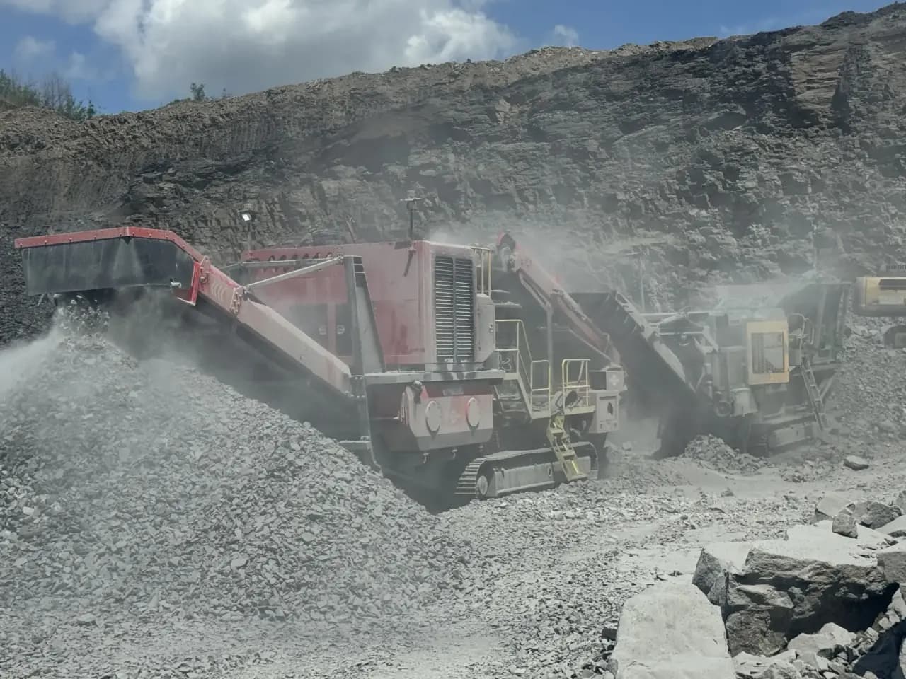 Щековая дробилка McCloskey J45 в облаке пыли на карьере песчаника