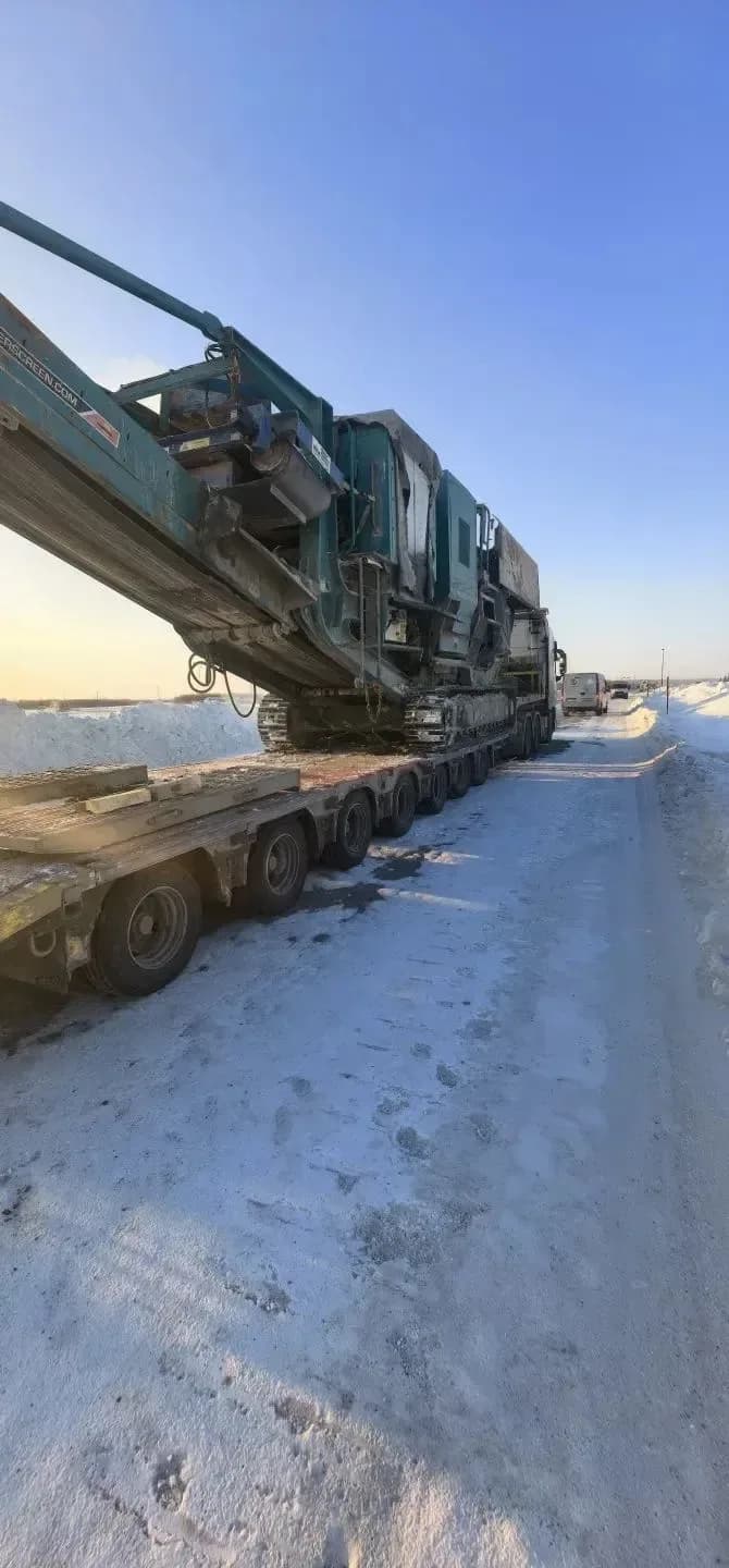 Дробилка на трале по зимнику едет на объект, Крайний Север