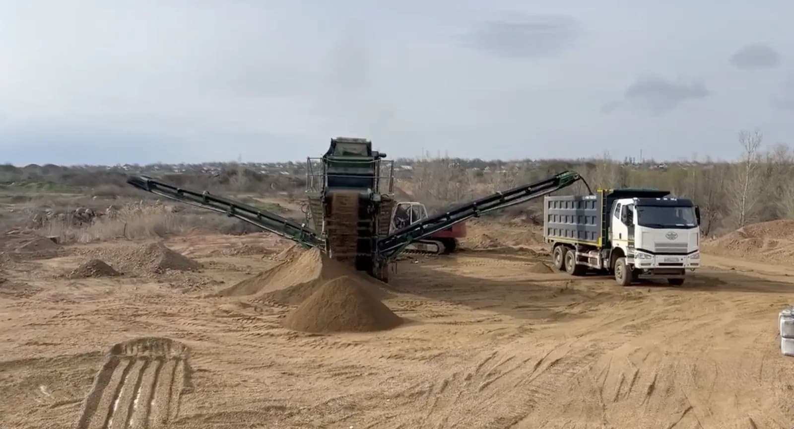 Грохот McCloskey S190 2D — погрузка отсева в самосвал, ДНР